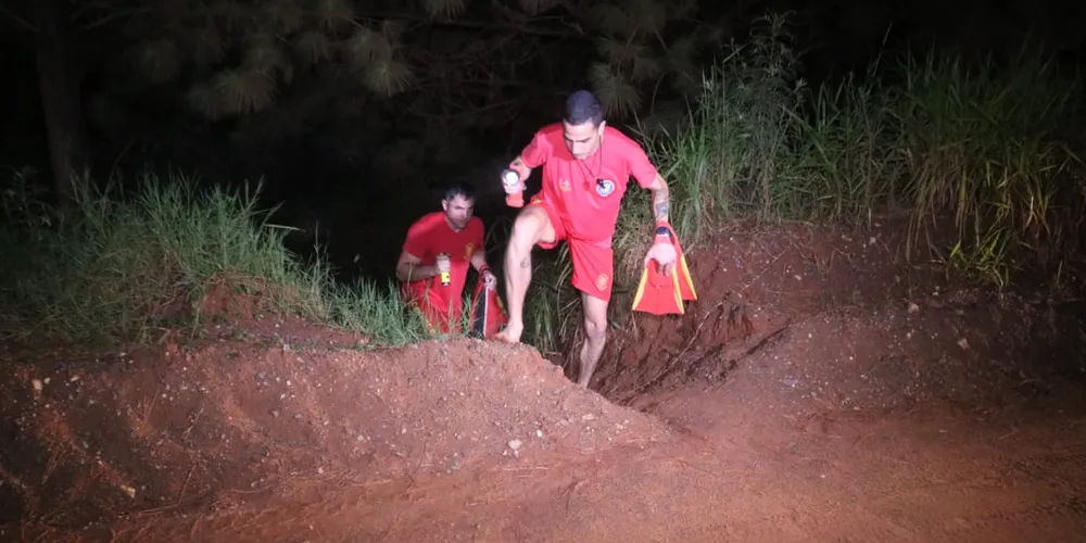 O Corpo de Bombeiros ainda aguarda a chegada de um bote