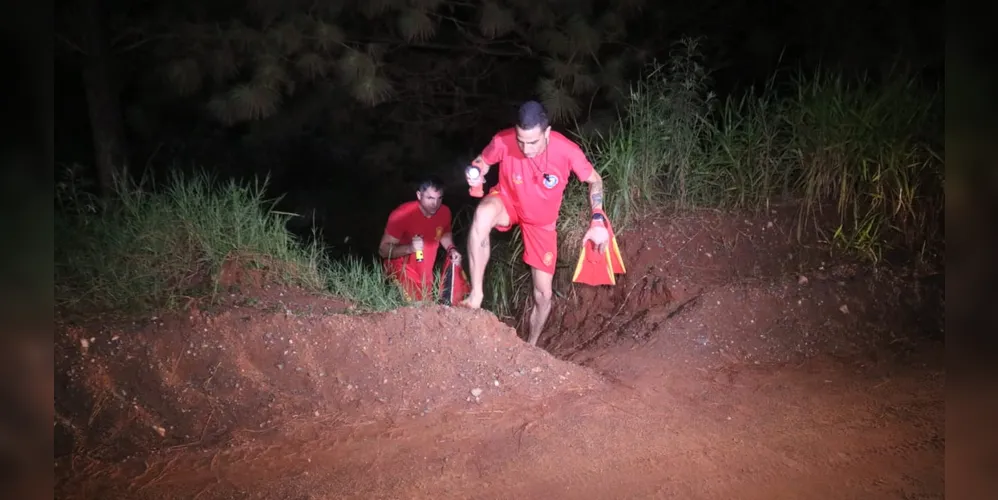 O Corpo de Bombeiros ainda aguarda a chegada de um bote