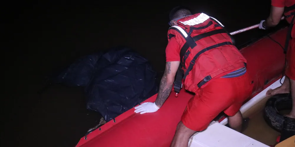 Os agentes utilizaram um bote para realizar as buscas