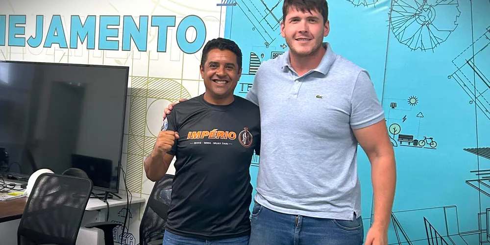 Vereador Fábio Silva (à esquerda) e o secretário Luiz Henrique Honesko (à direita) se reuniram na sede da Secretaria de Infraestrutura e Planejamento