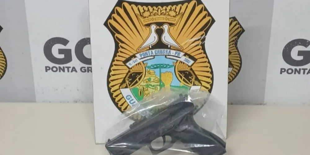 Ao fazer a revista pessoal, foi encontrado um simulacro de arma de fogo em posse do suspeito