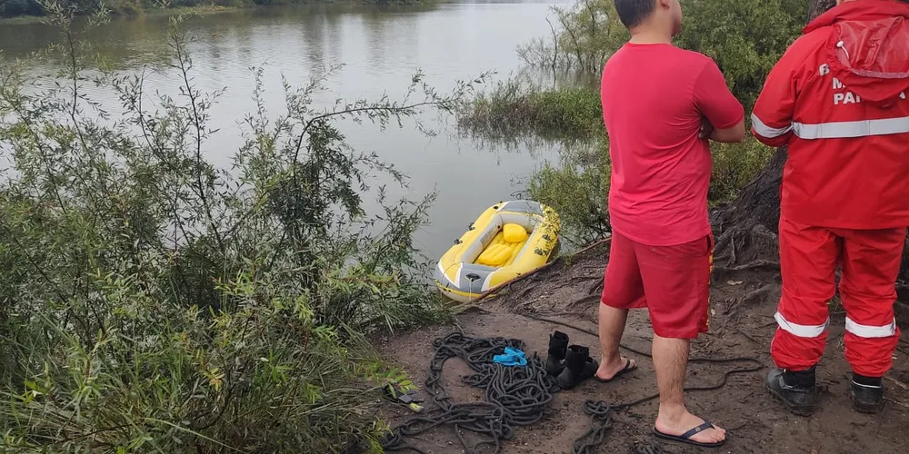 Bombeiros realizam buscas pelo corpo do homem