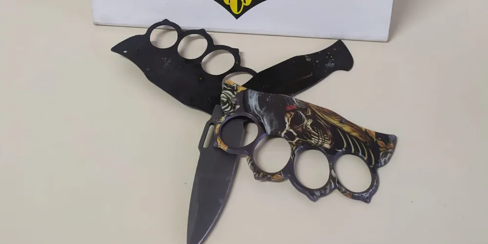 Homem feriu o outro com um canivete com soco-inglês