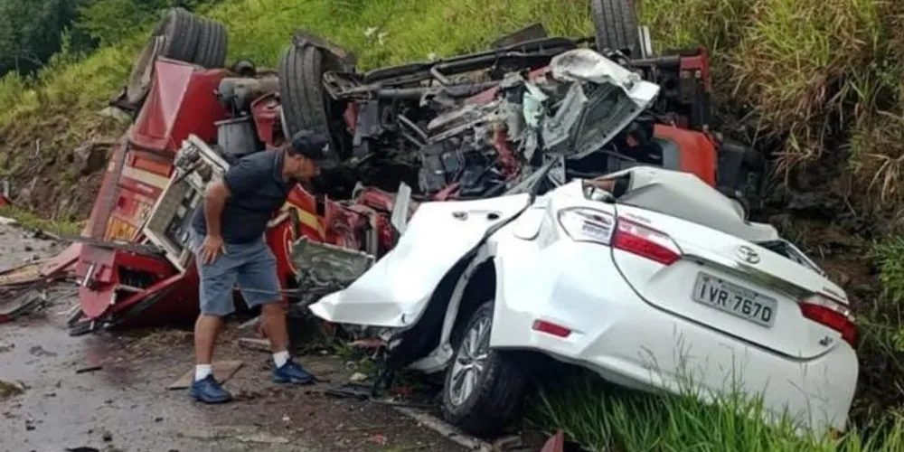 Colisão envolveu um caminhão dos Bombeiros e um Toyota Corolla