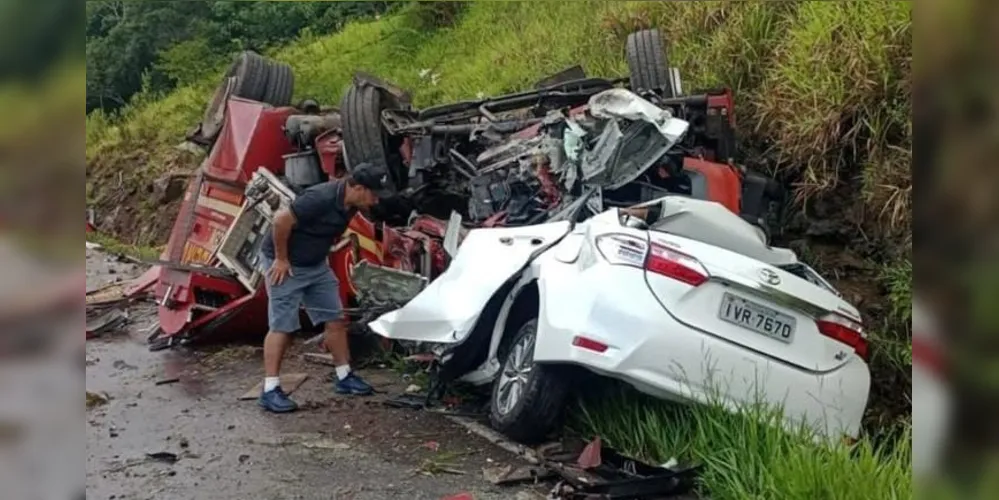 Colisão envolveu um caminhão dos Bombeiros e um Toyota Corolla