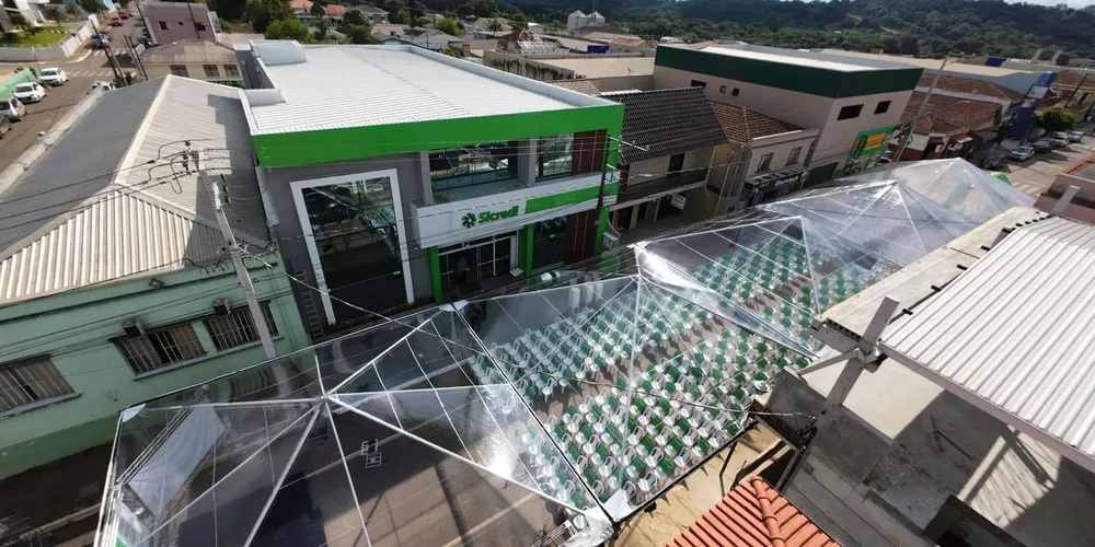 Imagem ilustrativa da imagem Coluna RC celebra reinauguração da Sicredi