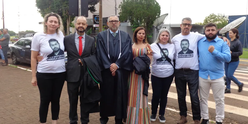 A expectativa da família da vítima e da equipe de acusação é de que o réu seja condenado à pena máxima prevista para o homicídio duplamente qualificado