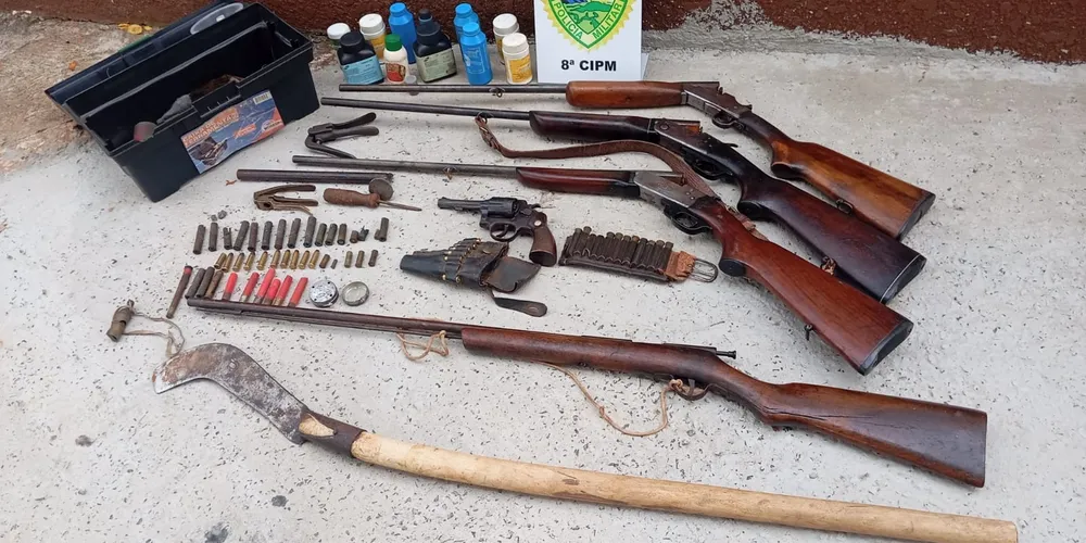 O homem foi preso por posse irregular de arma de fogo