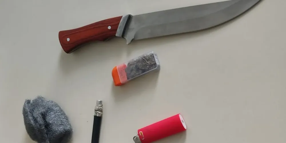 Foi encontrada uma faca e 5,2 gramas de substância análoga à maconha em posse do rapaz