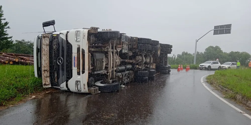 Chovia no local no momento do acidente