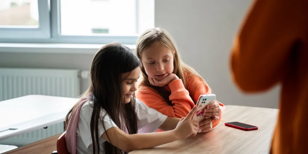 A lei da proibição do uso de celulares nas escolas públicas e privadas foi sancionada em janeiro deste ano