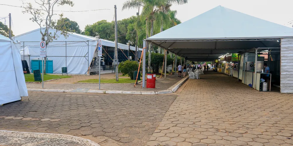 Os comerciantes credenciados poderão receber até duas tendas de 10x10 metros