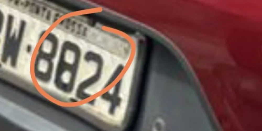 O automóvel apresentava adulteração em suas placas por meio de aplicação de fita adesiva para a alteração de numerais
