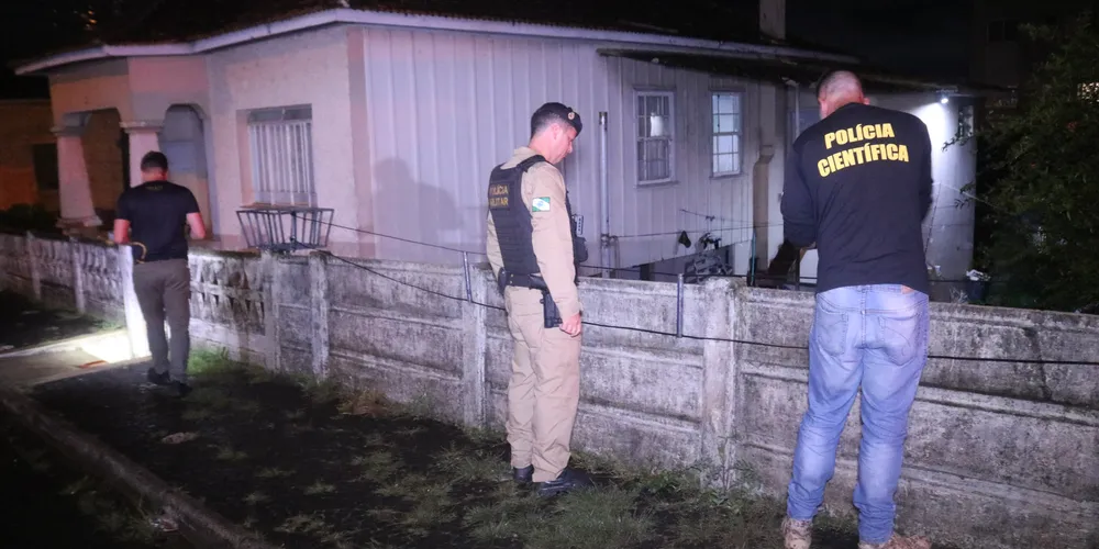 Equipes policiais realizaram investigações no local do crime.