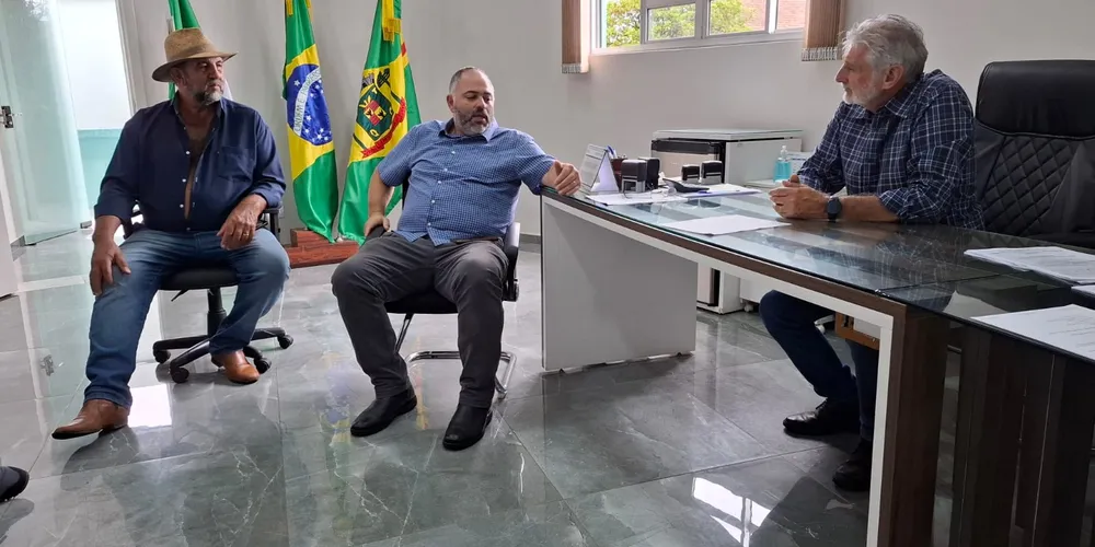 O vice Dirceu Camargo, o deputado estadual Artagão Júnior e o prefeito Bertoldo Rover estiveram reunidos.
