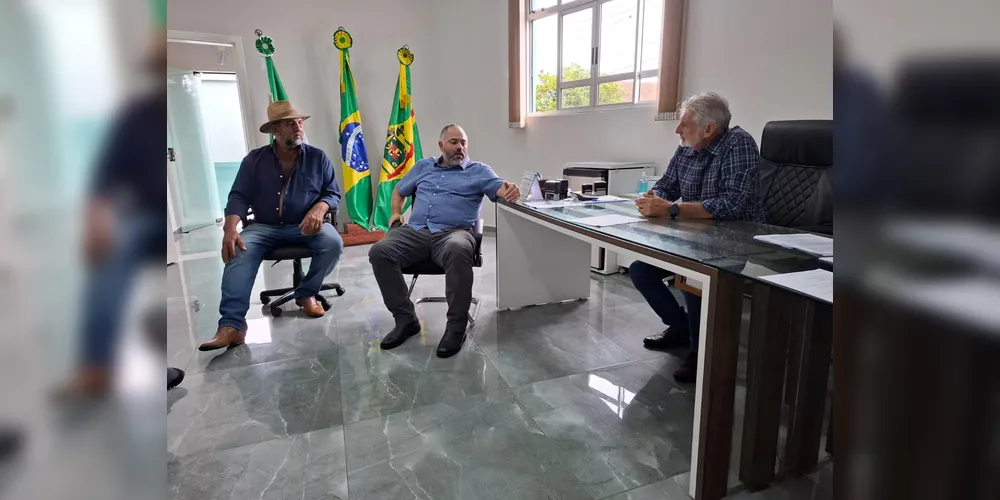 O vice Dirceu Camargo, o deputado estadual Artagão Júnior e o prefeito Bertoldo Rover estiveram reunidos.