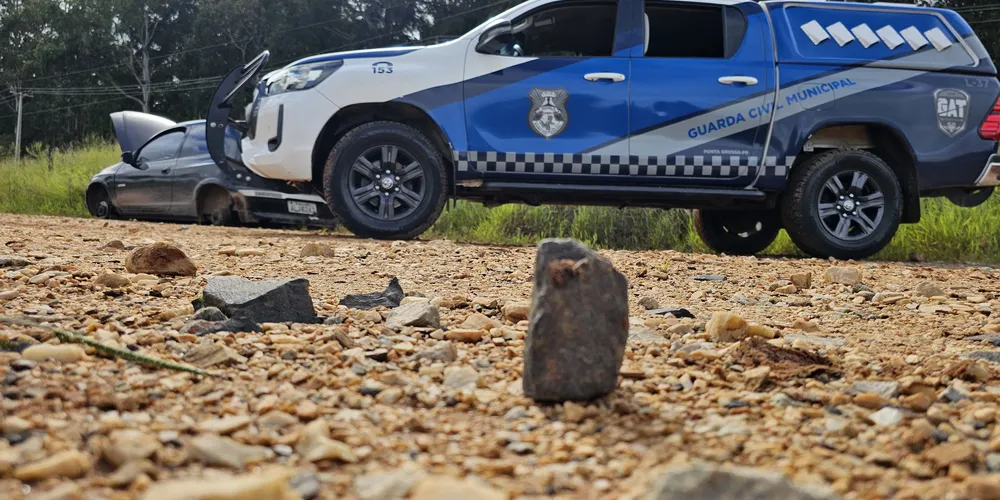 Veículo foi encontrado sem algumas peças às margens de uma estrada rural