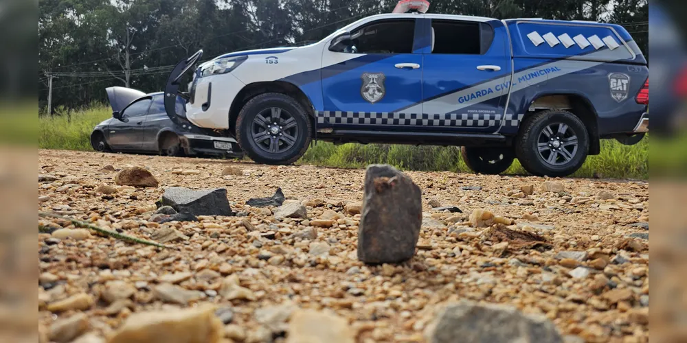 Veículo foi encontrado sem algumas peças às margens de uma estrada rural