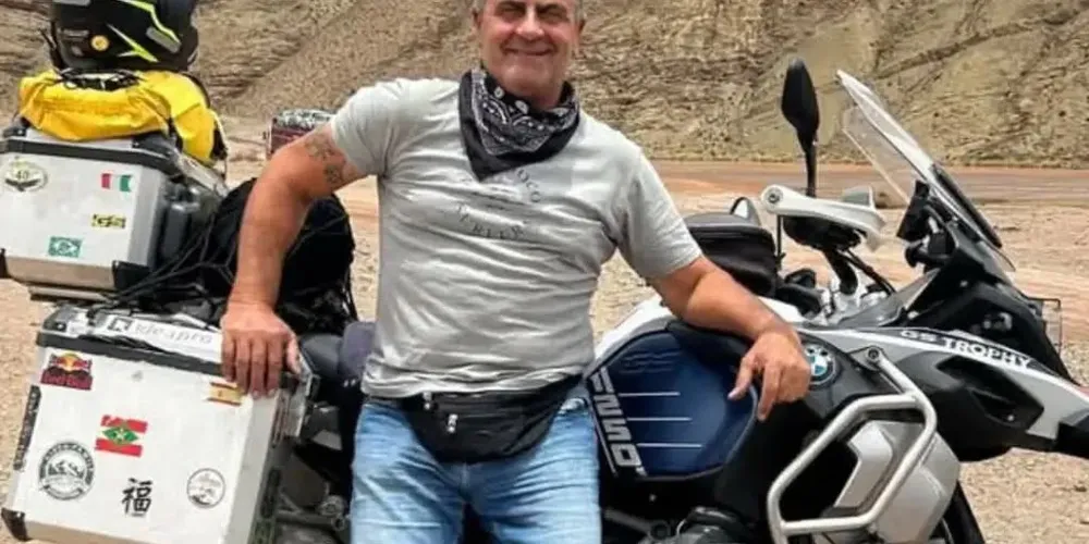 No momento da colisão, ele pilotava uma motocicleta BMW/R1250GS