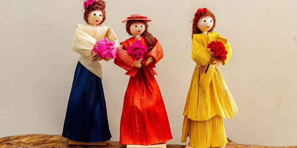 Estarão expostas decorações, souvenirs e representações culturais