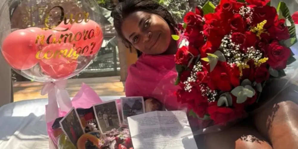 Jojo Todynho com buquê de flores que ganhou no pedido de namoro