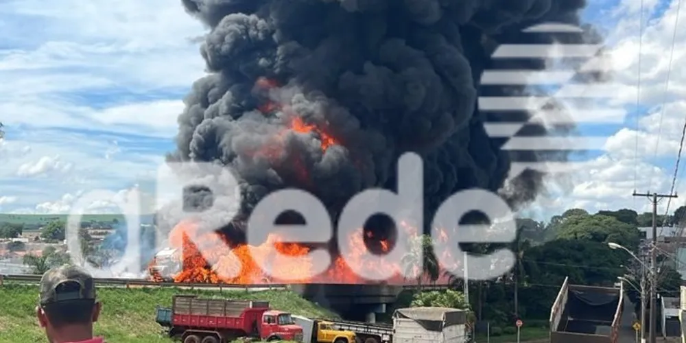 A rodovia está interditada nos dois sentidos