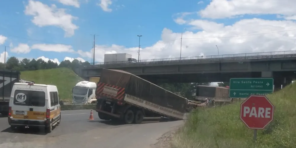 Na imagem, é possível perceber que se trata de um veículo longo
