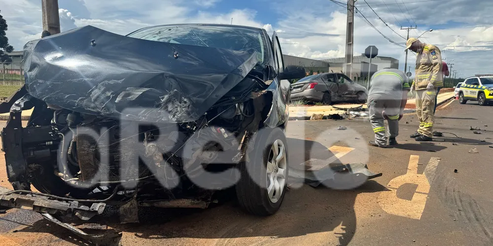 Dois carros colidiram na rua Maximiliano Maganin