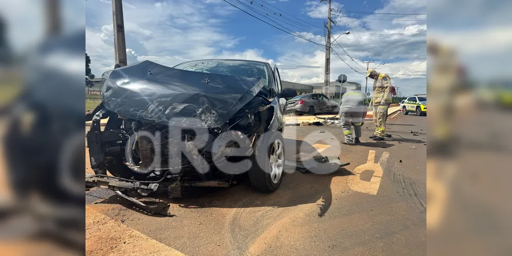 Dois carros colidiram na rua Maximiliano Maganin