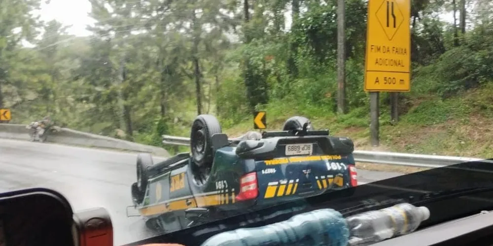 Policiais rodoviários sofrem acidente durante atendimento na BR-116