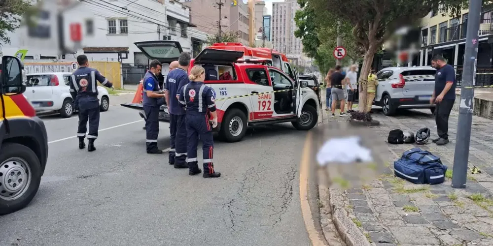 Jovem casal em moto sofre grave acidente no Batel; ela morreu e ele foi levado ao hospital