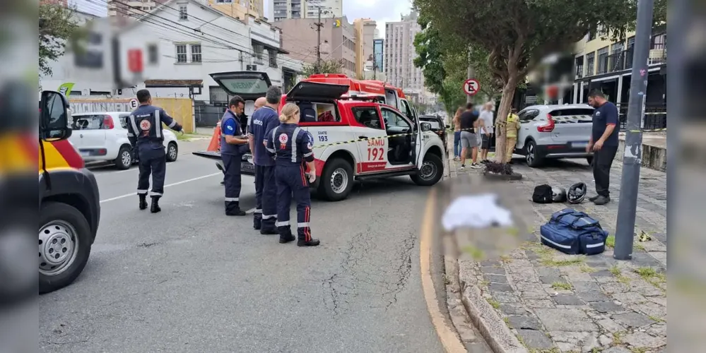 Jovem casal em moto sofre grave acidente no Batel; ela morreu e ele foi levado ao hospital