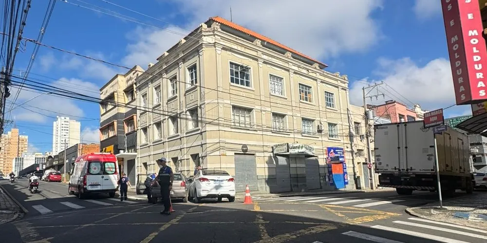 Colisão em cruzamento no Centro de PG mobiliza equipe do Samu