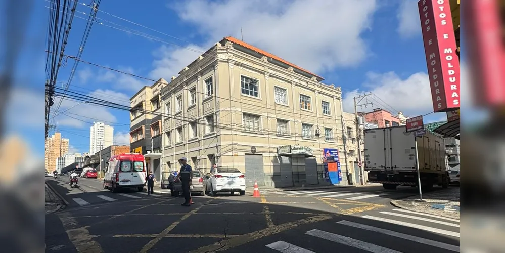 Colisão em cruzamento no Centro de PG mobiliza equipe do Samu