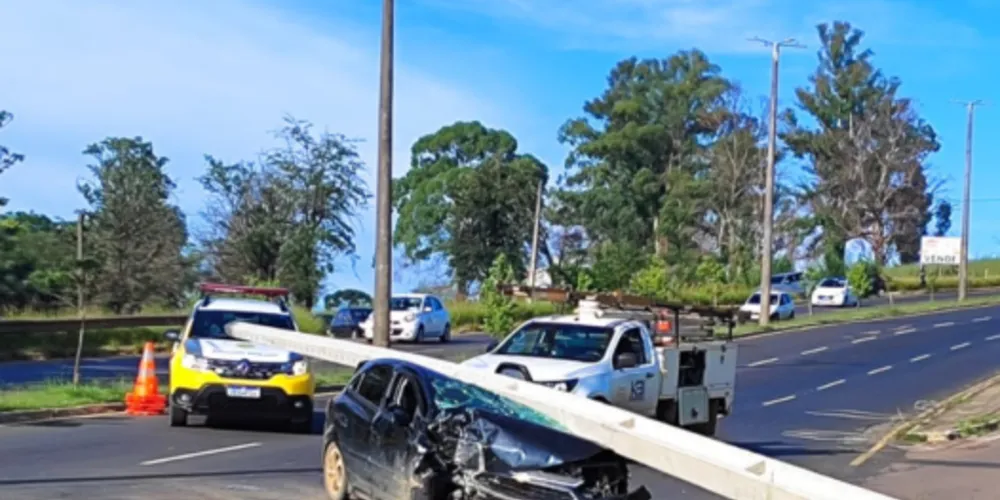 Não há informações sobre as vítimas que estariam no carro; veículo ficou bastante danificado pela queda do poste