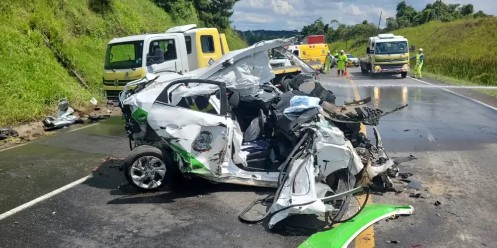 Servidora da prefeitura fica em estado grave ao bater carro contra caminhão