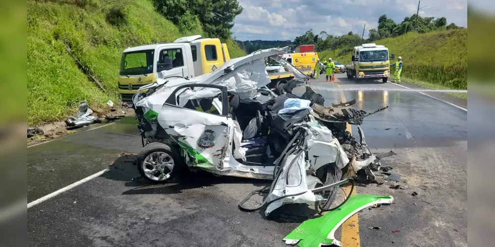 Servidora da prefeitura fica em estado grave ao bater carro contra caminhão