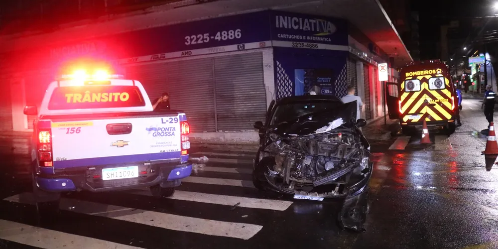 Colisão na região central de Ponta Grossa aconteceu na madrugada desta segunda-feira (20)