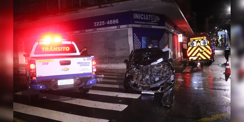 Colisão na região central de Ponta Grossa aconteceu na madrugada desta segunda-feira (20)