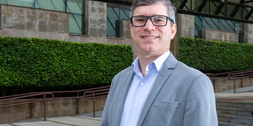 Nascido em Palmeira, nos Campos Gerais, Adriano tem 49 anos