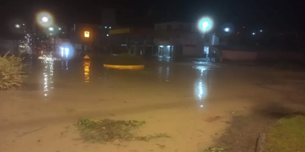 Defesa Civil emite alerta de chuva e realiza resgates