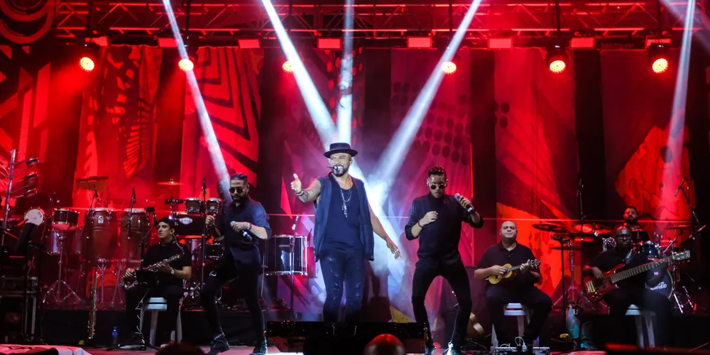 Misturando sucessos de sua carreira solo com hits da época do Só Pra Contrariar, o sambista Alexandre Pires sobe ao palco em Matinhos já na sexta-feira (24)