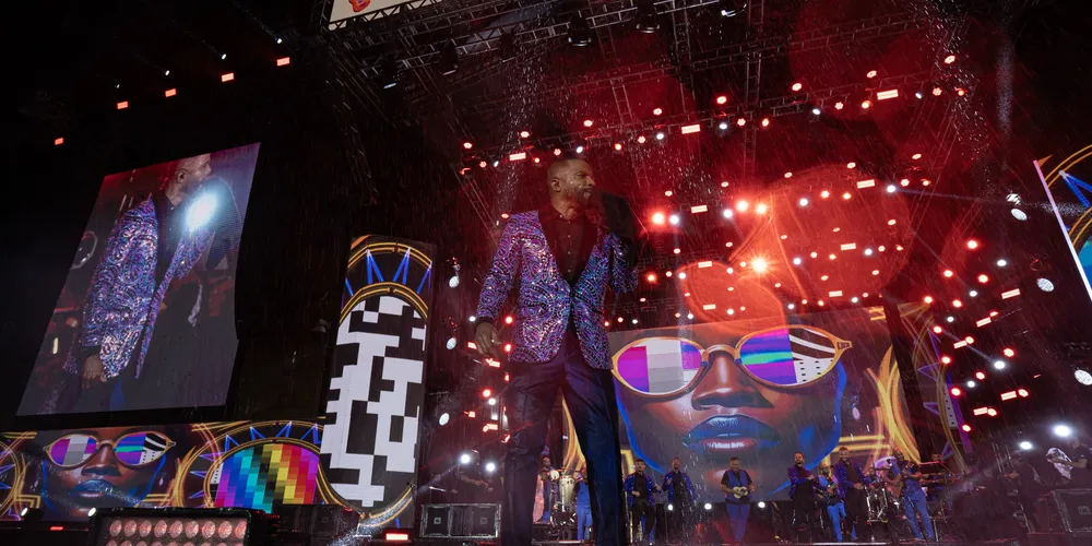 Cantor mineiro revisitou sucessos da sua carreira e de outros artistas em show dominado por clássicos dos anos 1990