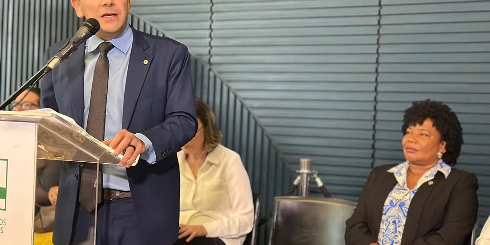 Aliel discursa durante entrega do Prêmio Paulo Gustavo, em Brasília e Ministra da Cultura, Margareth de Menezes (ao fundo) acompanha a fala