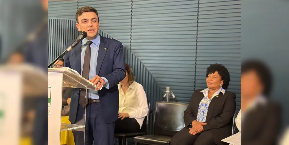 Aliel discursa durante entrega do Prêmio Paulo Gustavo, em Brasília e Ministra da Cultura, Margareth de Menezes (ao fundo) acompanha a fala