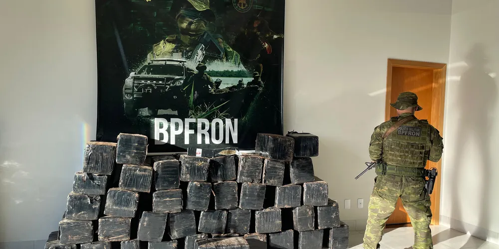 PMPR apreende quase uma tonelada de maconha após perseguição a caminhonete