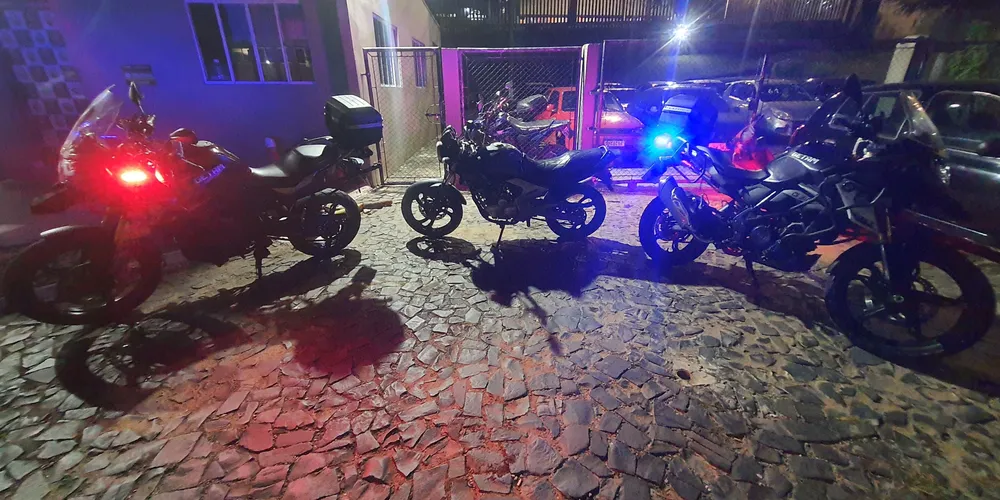 Motocicleta está com a cor preta, porém, ao retirar o banco os guardas perceberam arranhaduras de cor vermelha
