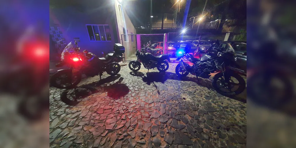 Motocicleta está com a cor preta, porém, ao retirar o banco os guardas perceberam arranhaduras de cor vermelha