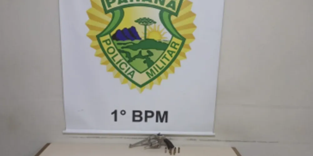 Suspeito foi encaminhado para a Delegacia de Polícia com a arma e as munições