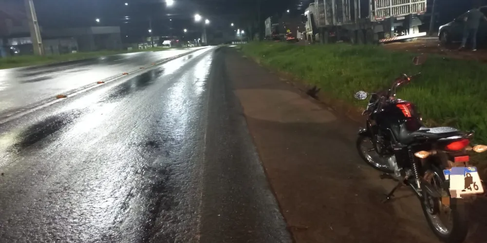 Motociclista atropela cachorro e é levada para o hospital